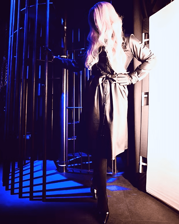 Lady Addison kontrolliert Dich